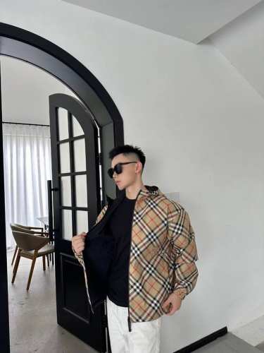 Burberry巴宝利Bbr 菱格纹战马双面连帽夹克外套 上身参考
