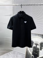 普拉达 Prada 2025Ss夏季新款 翻领短袖T恤 Polo衫，高端版本！专柜定制面料 透气舒适度高，细节无可挑剔，品牌元素设计理念，体现高品质。手感细腻柔