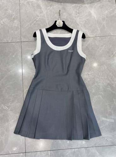 上新啦 独家高定连衣裙首发 25Ss Miumi*独家高品质赵今麦同款撞色灰色背心裙 这款字母刺绣徽标学院风撞色U领百褶连衣裙 设计独特 适合追求个性与品质的你