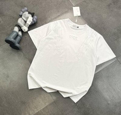 潮牌迪奥Dior花朵刺绣工艺情侣款短袖T恤！ 240G双纱潮牌专用棉，纹理清晰，质感满满，同缸定染1×1无色差精密纯棉螺纹，层搭叠穿，自留好货，强烈推荐~所有