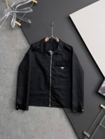 prad*25Ss新款拉链夹克，这款Re-Nylon夹克廓形简约流畅，融入运动细节，前胸口袋饰以涂珐琅三角形金属徽标。 牛仔布翻盖贴袋，拉裤开合，经典翻领设计，