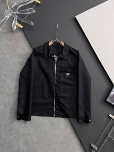prad*25Ss新款拉链夹克，这款Re-Nylon夹克廓形简约流畅，融入运动细节，前胸口袋饰以涂珐琅三角形金属徽标。 牛仔布翻盖贴袋，拉裤开合，经典翻领设计，