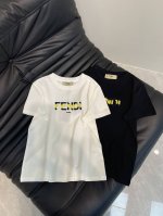 fend*25春夏新款刺绣钉珠Logo短袖T恤。采用丝光棉面料质感柔软细腻，简约百搭，减龄气质！版型修身上身效果舒适好看！非常适合夏日穿着。S-Xxl