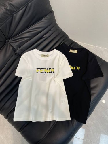 fend*25春夏新款刺绣钉珠Logo短袖T恤。采用丝光棉面料质感柔软细腻，简约百搭，减龄气质！版型修身上身效果舒适好看！非常适合夏日穿着。S-Xxl