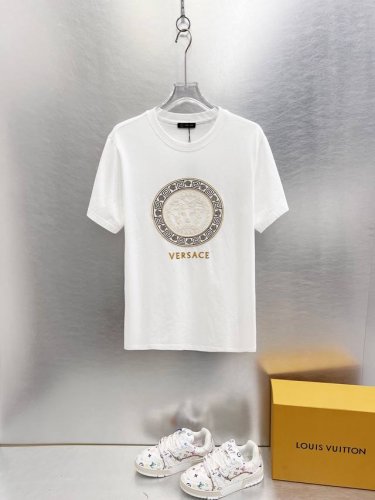 范思哲 重磅推荐 2025Ss夏装新品 专柜在售 最新系列图案Logo短袖T恤 必须人手一件的节奏 进口顶极精梳棉面料 极为亲肤舒适 摸上去非常的细腻 质感很好
