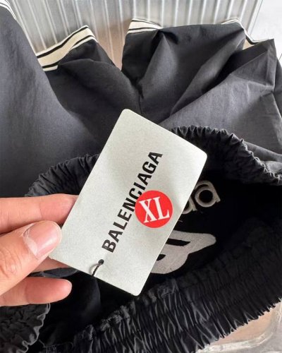 balenciaga巴黎世家 Fw夏季巡游款裆前大字母Logo刺绣织带短裤 年夏季新品首发 独家推荐 全身黑白撞色处理 特色鲜明 超级百搭 精选加厚涂层酷丝绵精