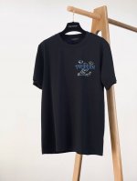 louisvuitton 路易威登 2025Ss春夏新品 手绘印花短Tee，每一件都是纯手工画制而成，百搭款细节处理完美330克纯棉面料，前幅数码定位印花工艺图