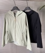310 凯乐石软壳衣户外防风防水运动透气登山服女款轻量徒步连帽外套！！ 商品信息 用途:轻徒步、山地生活 材质:主布:71%锦纶16%聚酯纤维13%氨纶 版型: