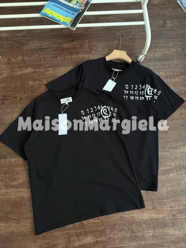 maison Margiela马吉拉新款草写字母拼接短袖T恤 重磅精梳280G纯棉双纱面料！亲肤舒适，透气排汗！过肩印花工艺！设计感拉满！ 螺纹定织定染通肩拉条