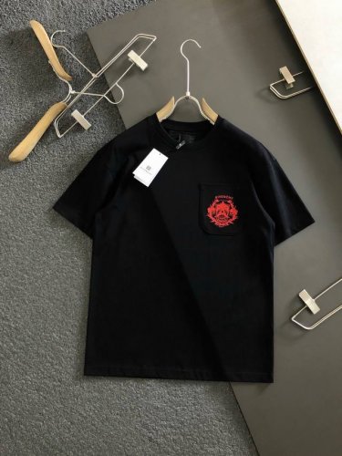 p160 Give* 顶级黑色白色刺绣口袋款百搭圆领短袖，刺绣图案精致细致顶级刺绣工艺专柜面料，顶级元素融合打造，潮男时尚，无论是上身舒适度还是都是无可比拟的存
