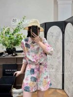 无敌爆款 欧美碎花印花翻领衬衫+松紧短裤套装 衬衫色彩丰富，印着多彩花卉图案，营造出活泼氛围，宽松版型休闲随性。短裤与衬衫图案呼应，整体风格统一，适合打造夏日清