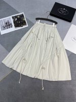 高品质prada2025夏季系列 简约气质伞裙风格斜边拼接抽绳设计 双口袋A字型剪裁包容各种身材 轻松遮肉 裙摆用量很足 上身立体感十足 单色Sml