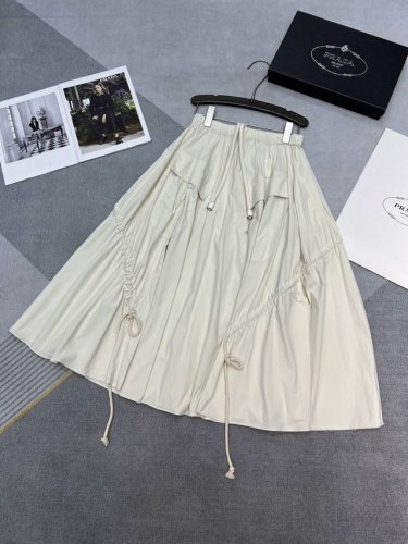 高品质prada2025夏季系列 简约气质伞裙风格斜边拼接抽绳设计 双口袋A字型剪裁包容各种身材 轻松遮肉 裙摆用量很足 上身立体感十足 单色Sml