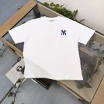 款号：Yy910 高版本 2025新款Mlb洋基队Ny刺绣小标Logo大图案印花休闲情侣短袖T恤，选用了260克双纱爽滑棉面料制作而成。精细的做工和清晰的纹路让
