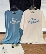 品名 Di0R新款联名锁链立体刺绣短袖 尺码 M.L 颜色 白色 雾霾蓝 d家联名系列标志锁链刺绣自带高级感 上身瞬间提亮肤色 气质拉满 这件短袖的质感真的绝了