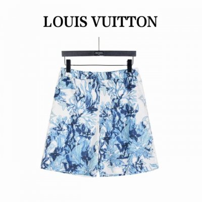 louisvuitton 路易威登 珊瑚海藻短裤 采用真丝面料，亲肤的同时衣服更也更显质感。这款清新的短袖衬衫采用本系列的Monogram Aquagarden