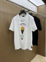 fd 高端定制 25春夏新品印花圆领打底短袖T恤，正面胸前缀饰品牌字母设计，打造男士基本款单品，为男士衣橱注入新意。采用柔软棉质双面针织长绒棉+莫代尔棉面料制成