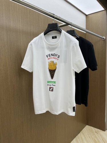 fd 高端定制 25春夏新品印花圆领打底短袖T恤，正面胸前缀饰品牌字母设计，打造男士基本款单品，为男士衣橱注入新意。采用柔软棉质双面针织长绒棉+莫代尔棉面料制成
