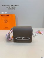 纯皮 Hermes爱马仕.Roulis猪鼻子这款包包设计的非常好看，是爱马仕包包里面比较低调的一款，不喜欢大Hlogo的朋友可以考虑入手这款，非常实用，很多明星
