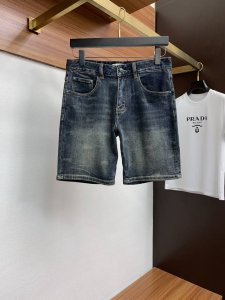 古奇 25男士牛仔短裤原厂原布原洗水 进口原版水洗弹力面料 复杂的手工艺叠加 任何一个洗水环节多停留几秒都会变成完全不一样的颜色效果 所以越加珍贵 特别持久 耐