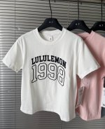 上新 Lululemon露露乐蒙 Relaxed-Fit 宽松舒适百搭字母数字针织短袖 T恤 女款！！ 是妥妥的 甜酷学院辣妹风 单品！结合品牌一贯的舒适度和时