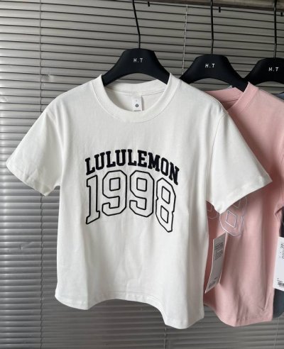 上新 Lululemon露露乐蒙 Relaxed-Fit 宽松舒适百搭字母数字针织短袖 T恤 女款！！ 是妥妥的 甜酷学院辣妹风 单品！结合品牌一贯的舒适度和时