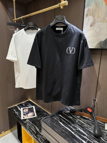 p210 Vltn2025 春夏新款短袖 整体上色泽较鲜明和光亮，手感顺滑揉软，悬垂感特强，质地自然柔软、贴身超级舒服，悬垂感特强！ t恤日常穿搭很自在很实用，