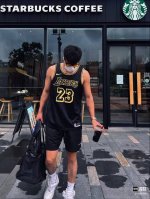 70 款号S0023 顶级刺绣版本 模特上身图 Nike Nba 运动篮球背心 Sw球迷版 黑曼巴蛇纹 洛杉矶湖人队 勒布朗 詹姆斯23号刺绣球衣 颜色：黑 尺