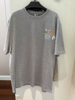 P300 联名小兔子T 胸口重工字母Logo刺绣，饱满立体！采用进口机器精工刺绣，宽松的版型，修饰身材显瘦好穿不挑人 简洁又好搭的一款短袖 码数:26.38.4