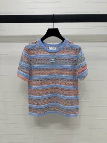 上新原单高端品质 Chane* 2025春夏最新系列！撞色镂空针织短袖！定制丝毛混纺面料 亲肤细腻 透气舒适 通体镂空针织时尚又性感 胸前立体双C字母徽标装点