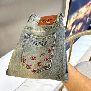 Vt华伦天奴 2025早春新款 男士赤耳丹宁浅蓝色系牛仔裤 Skinny的小直筒版型 专为春夏而存在的单品 经典的五袋裤 客供的丹宁 料薄且质软 横向极微弹力