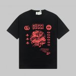 Gucci 古驰25Ss春夏新款涂鸦短袖T恤，Gucci图案设计 定制240克同缸染面料 手感非常舒服 春夏最新砖柜同步 Os落肩版型 时尚又个性 超级百搭好看