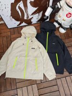 Miumiu 2025Ss走秀款冲锋衣夹克外套，时尚界的轻量新风壳。 面料采用轻户外三防科技面料，轻量舒适，透气透湿，防风拒水。防刮耐磨！防风连帽设计，挡风雨不