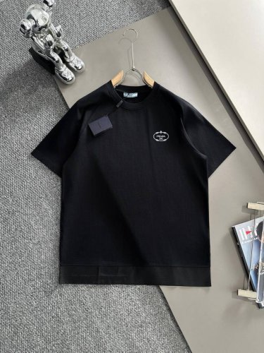 prada 普拉达 2025新款 下摆拼接 后背植绒字母Logo 男女同款 短袖T恤 定制260克100％双纱纯棉面料 进口田岛机刺绣工艺 定染32支双股螺纹