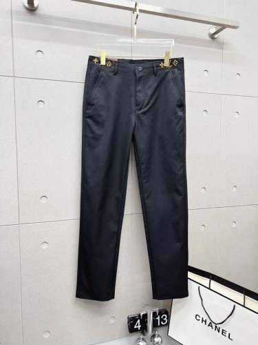 L V 新款来袭2025春夏新款新品 专柜有售 实体店极品休闲裤专柜原版1:1好货，适合各个年龄段。市场最高版本的欧洲进口面料。舒适柔软亲肤，上身效果超级棒时尚