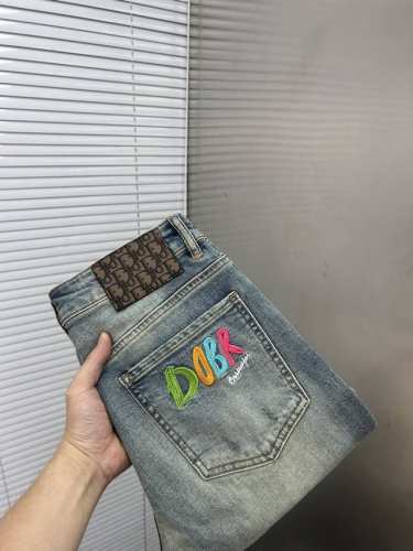 dior迪奥 2025新品男士牛仔裤短裤 面料舒适弹性好。独家发售 时尚优雅 重工艺设计。采用原色酵母水洗工艺 精选进口重磅丹宁牛仔面料 配定制五金装饰 真皮皮