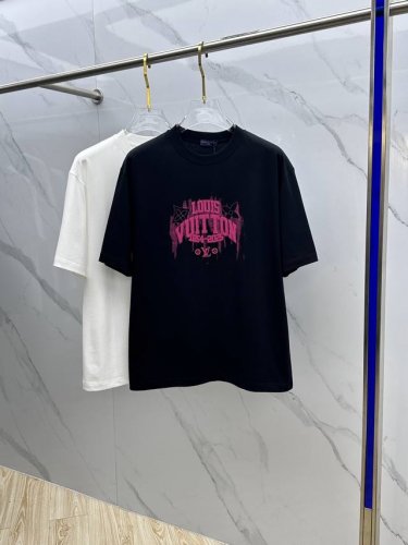 lv*路易威登 2025Fw春夏新品圆领打底外穿T恤，立体感Logo微廓形半袖纯棉打底，手感面糯有骨感，柔而有韧性。工艺处理，韧性和抗皱性能得到大幅度提高。微廓