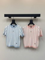chane*25春夏新款条纹格纹针织短袖！定制进口纱线织造 双C点钻徽标装饰成衣 条纹沿用压线设计 呈现出格纹效果 手袖与领口衣摆螺纹收边 精致又气质！Sml