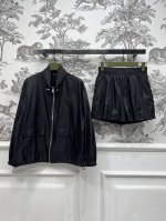 g家 25春夏新款 Gg暗纹提花立领外套+高腰短裤 经典的运动风格套装酷帅有型时髦又高级 满弹幕Gg字母暗纹提花 质感超赞 立体廓形剪裁 一套上身显瘦又休闲时髦