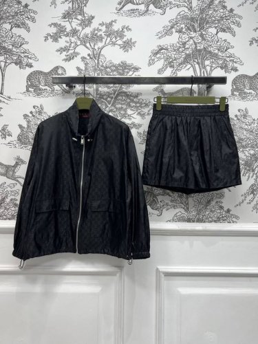 g家 25春夏新款 Gg暗纹提花立领外套+高腰短裤 经典的运动风格套装酷帅有型时髦又高级 满弹幕Gg字母暗纹提花 质感超赞 立体廓形剪裁 一套上身显瘦又休闲时髦