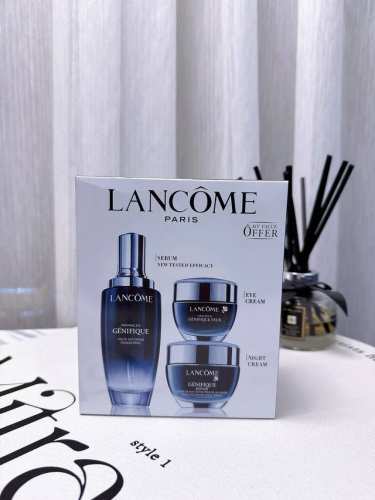 兰蔻小黑瓶超值三件套 小黑瓶肌底液100Ml，眼霜15Ml，晚霜50Ml，兰蔻家的明星系列，这一套主要是针对熟龄肌肤的松弛，衰老，瑕疵，干燥，传奇小黑瓶改善肌肤