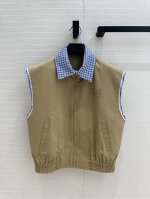 强烈推荐 Mi*25早春新品 复古文艺风卡其色马甲外套，天蓝色格纹翻领可拆卸。假两件拼接设计！宽松廓形剪裁版型百搭不挑人！可甜可盐气质帅气又拉风。打造时髦的叠搭