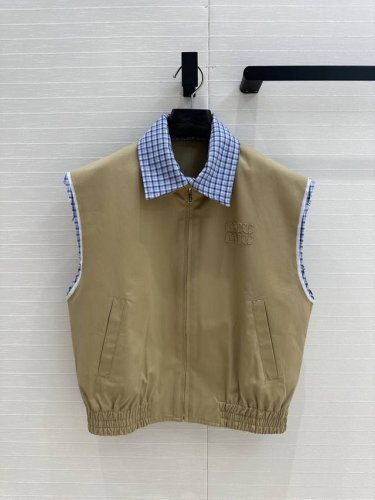 强烈推荐 Mi*25早春新品 复古文艺风卡其色马甲外套，天蓝色格纹翻领可拆卸。假两件拼接设计！宽松廓形剪裁版型百搭不挑人！可甜可盐气质帅气又拉风。打造时髦的叠搭