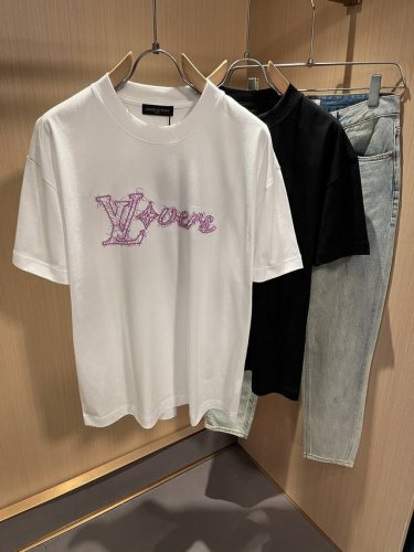 louisvuitt*路易*登 2025春夏全新系列单品上线，非常时髦前卫的一款男女同款短袖T恤，标识Logo图案刺绣工艺修饰！区别于以往的不同，宣示品牌传承多