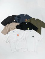 上新 款号: 680# Undefeated五条杠经典落肩宽松短袖男女同款 260G全棉双纱面料定染同色螺纹 胸前数码直喷印花 前后胸立体裁剪 双层面料缝合 定
