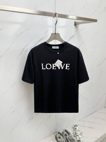 loewe 2025春夏新款男士圆领短袖T恤 专柜同步售卖，高端品质 高版本 经典字母Logo设计 定制进口100%纯棉面料 手感柔软细腻 穿着亲肤舒适又透气，