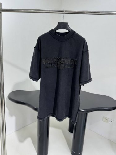 新品New Year Series 25 Hoodie大版型短袖T桖 复古平纹针织面料，大版剪裁 反穿正面饰以Logo patch 贴布绣 艺术作品 复古磨边效