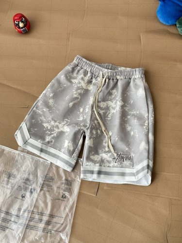 Stussy 早夏斯图西扎染小Logo刺绣美式织带短裤 新品首发 全身白灰撞色处理 特色鲜明 上身超级百搭 户外活动休闲都是良好的搭配 不挑年龄身材 很减龄 不
