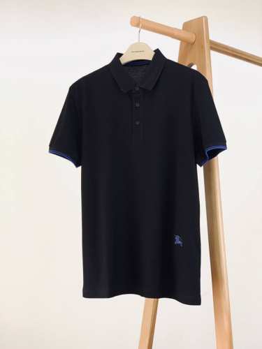 burberry 巴宝莉 下摆马术刺绣Polo 衫，选用棉质珠地网眼布面料打造，于意大利工坊精制而成。饰有经典马术骑士徽标 Ekd 刺绣，呈现修身版型。来自 B