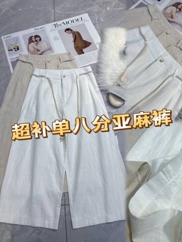 夏日衣橱必备！ 超补单八分亚麻裤！精选天然亚麻面料，透气又吸汗，告别闷热黏腻。简约利落的版型，随性中不失优雅。腰间别致的绳结设计，增添几分休闲意趣。浅米与素白双